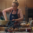 Daughter Tries to Recreate Her Late Mother’s Famous Christmas Cake Recipe in Touching Gala Spot