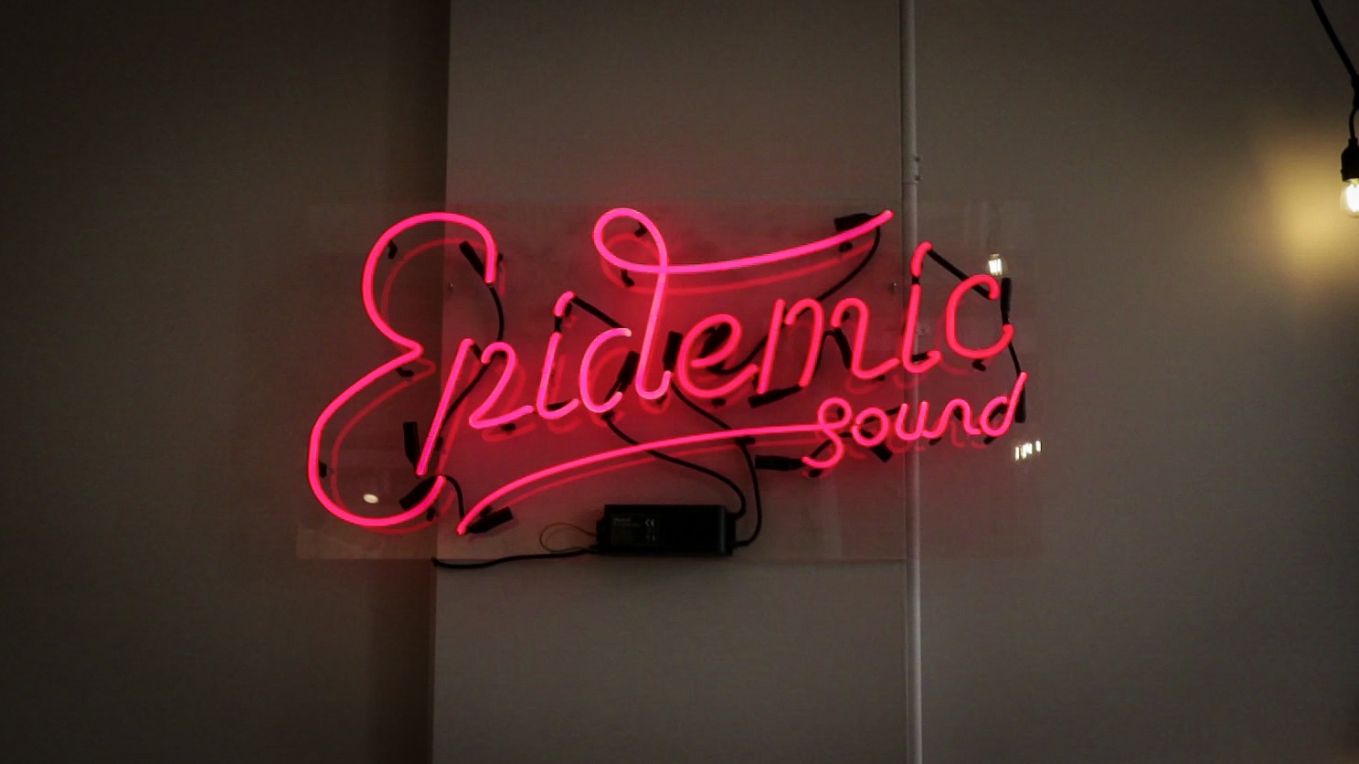 Epidemic sounds music. Epidemic Sound. Epidemic Sound logo. Epidemic Sound Тошика. Эпидемик саунд иконка.