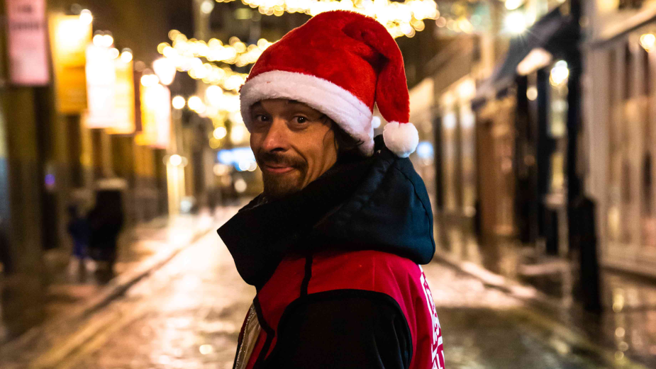 Remember Me? Big Issue Vendor Joined by Christopher Eccleston for Christmas Appeal