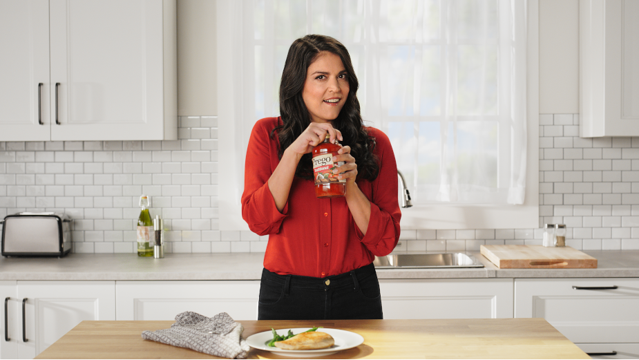 SNL's Cecily Strong Pours It on Thick for Prego Italian Sauces