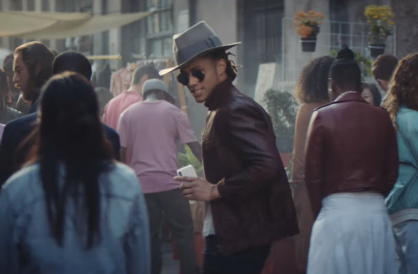 Smooth-Moving Style Devotee ‘Pays with a Glance’ in Latest iPhone Film