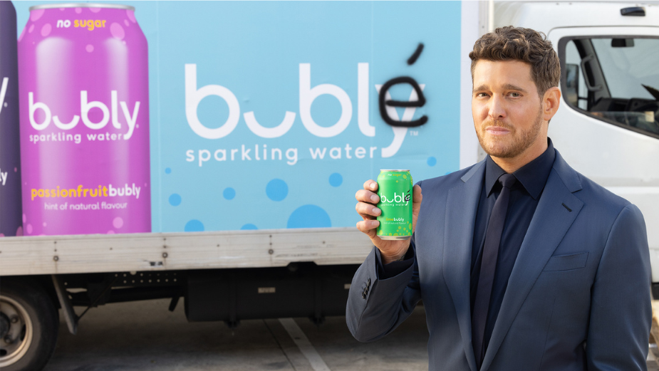 Pepsico’nun bir kampanyasında Michael Bublé, köpüklü suda Buble kutularını lekelemek için