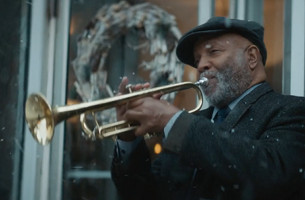 A Busker Switches to E-Payment in Interac’s Christmas Ad