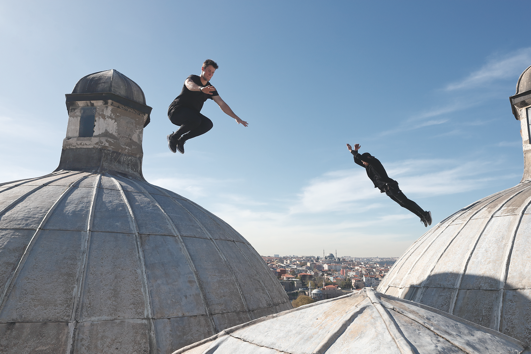 Паркур это. Storror Parkour. Паркур на крыше. Паркур по крышам. Прыгает по крышам.