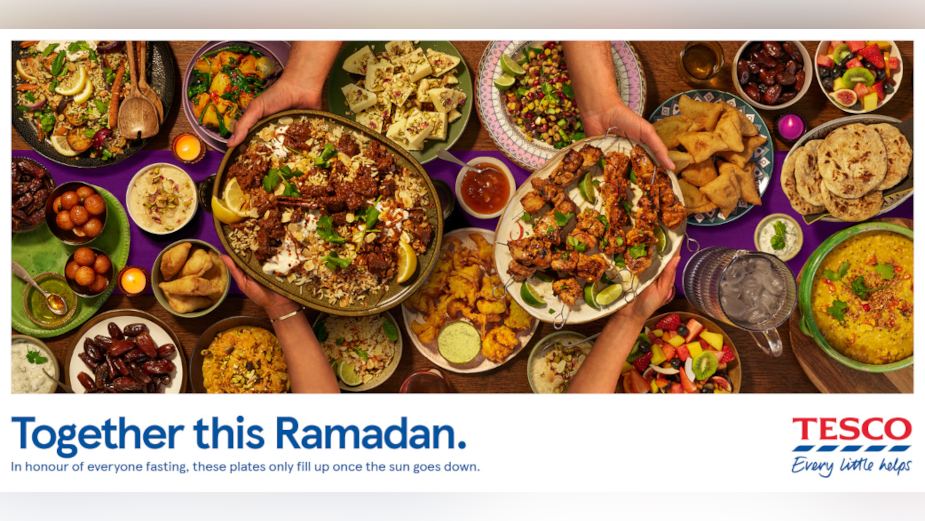 Tesco's Digital Billboards Reveal Ramadan Meals as the Sun Goes Down