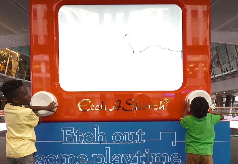 Toys”R”Us' Giant Etch A Sketch Opens Up Play to the Public