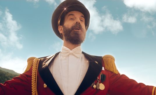 Captain Obvious Brings Broadway to Britain in Musical Hotels.com Spot