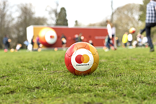 A Thousand Footballs Bring Families Together in Mastercard Campaign by McCann London