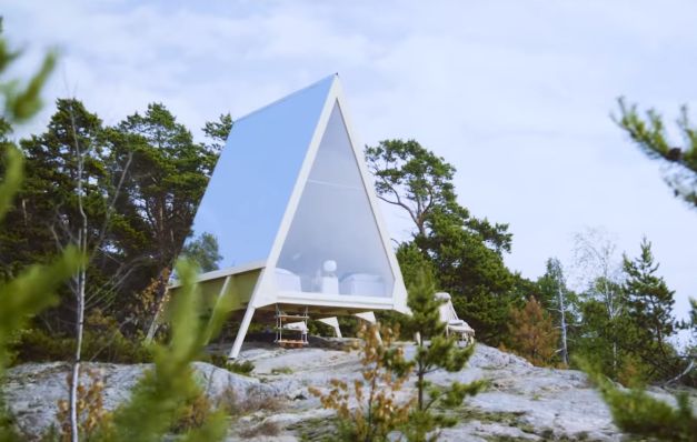 This Gorgeous Luxury Cabin Is an Outdoor Ad That Runs on Renewables