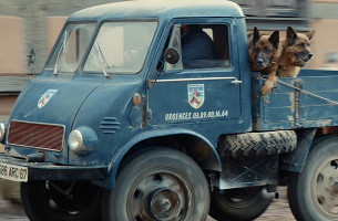 Eric Cantona and Team of ‘Alsace-tian’ Dogs Deliver Beer in New Kronenbourg Ad