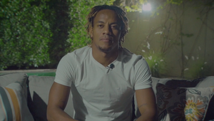 The League Against Cancer Signs Football Player André Carrillo in Fundraising Campaign